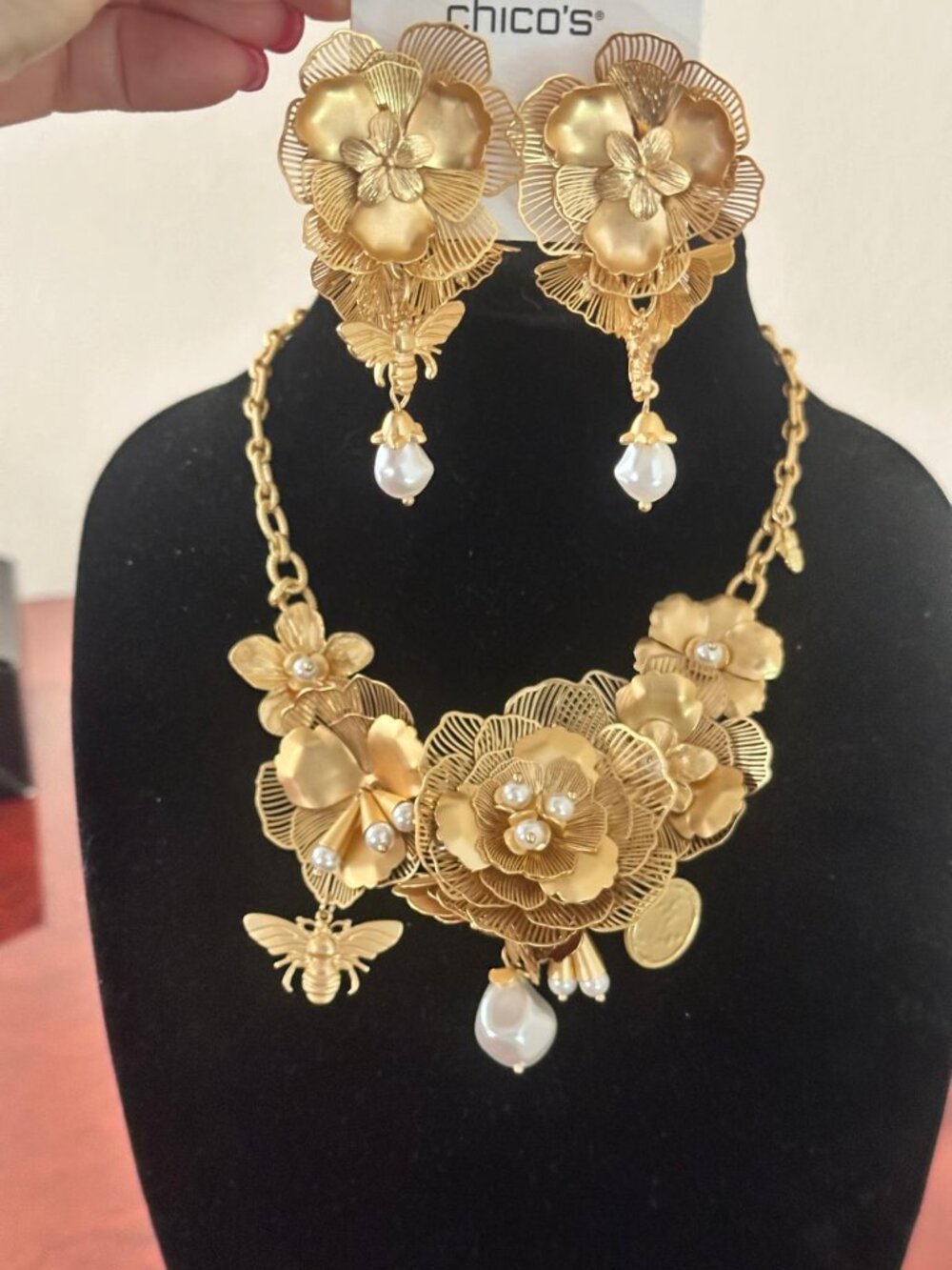 NWT CHICO'S Chico’s Originals Filigree Flower Bib Necklace AND EARRINGS.